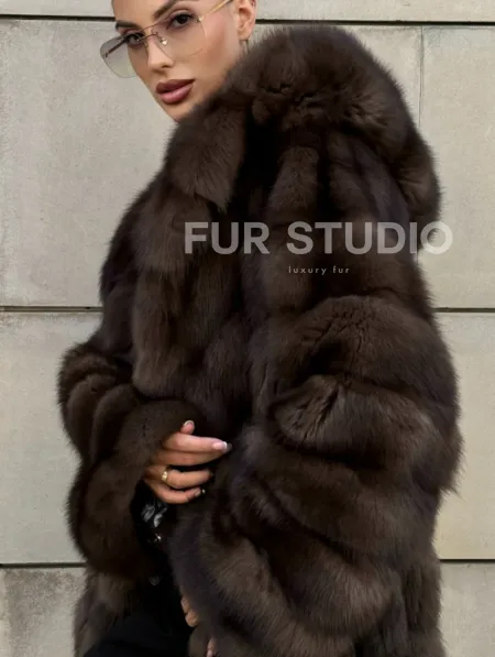 Удлиненная шуба из меха куницы с капюшоном - фото 2