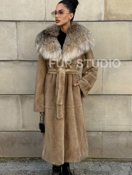 Шуба из норки Caramel с капюшоном из меха рыси - фото 10