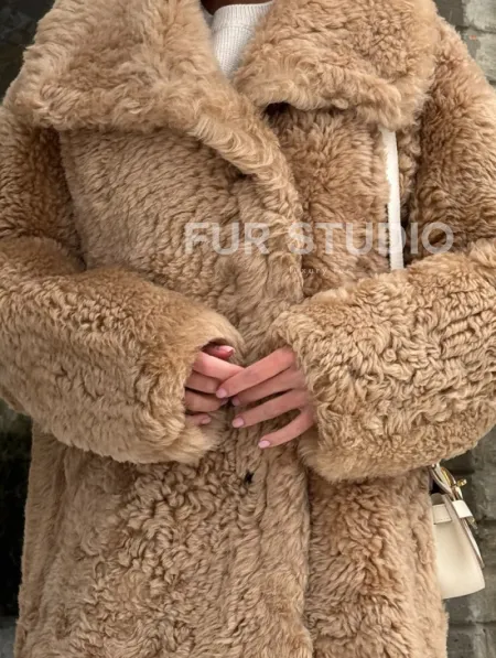 Шуба - дубленка из овчины в бежевом цвете - фото 1