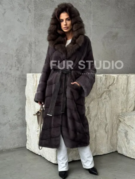 Шуба норковая графитовый ирис с капюшоном куницы - фото 4