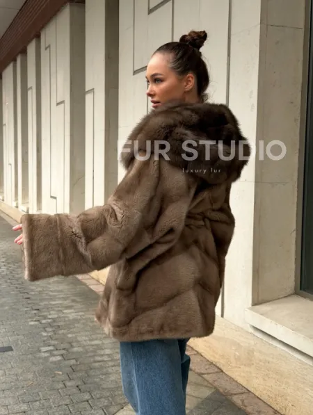 Полушубок норковый с капюшоном из меха куницы - фото 12