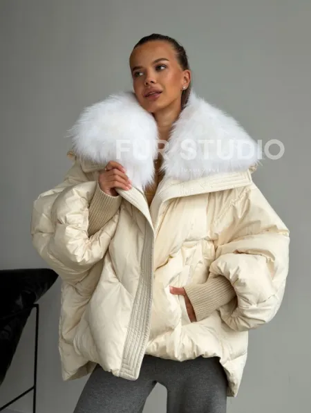 Бежевый зимний пуховик - фото 9