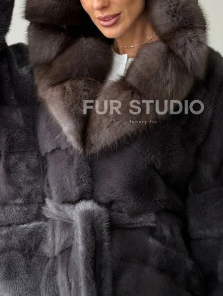 Графитовая шуба с капюшоном из куницы - фото 1