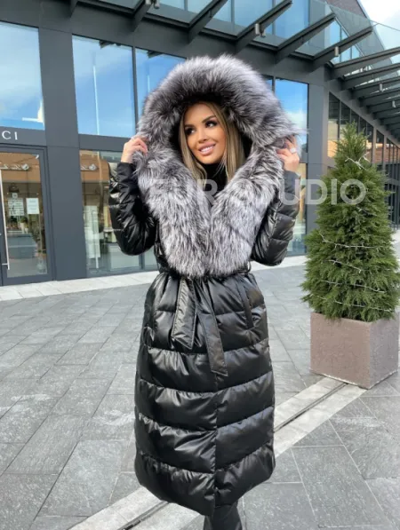 Чёрное пуховое пальто с меховым капюшоном - фото 8