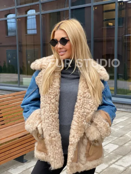 Куртка джинсовая с отделкой из натуральной овчины - фото 5