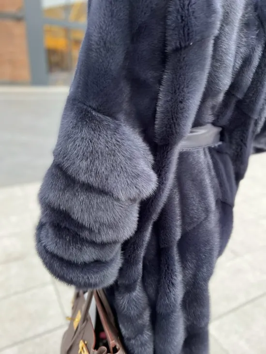 Норковая шуба с капюшоном из меха куницы - цвет инфинити (темно-синий) - фото 1