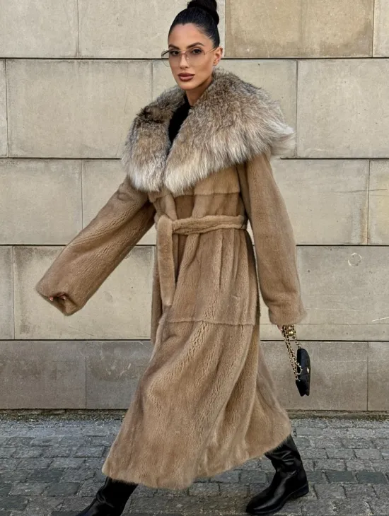 Шуба из норки Caramel с капюшоном из меха рыси - фото 0