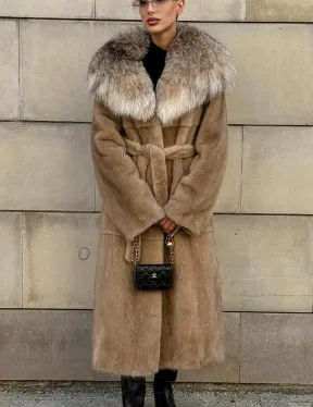 Шуба из норки Caramel с капюшоном из меха рыси - фото 8