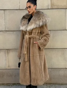 Шуба из норки Caramel с капюшоном из меха рыси - фото 11