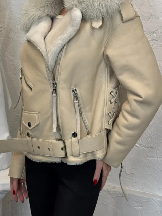 Дубленка из натуральной овчины со шнуровкой на спине и воротником из меха песца - фото 4