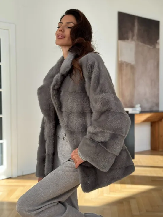 Короткая шуба с английским воротником в сером цвете - фото 6