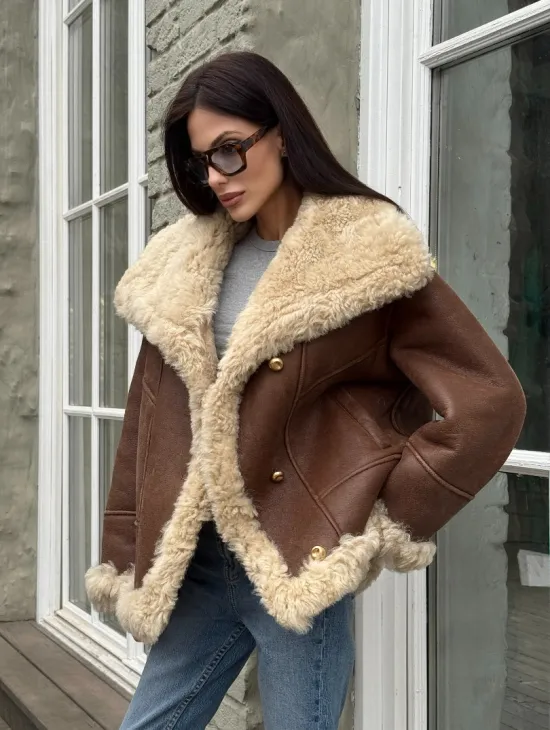 Коричневая женская дубленка с воротником «Челси» из овчины тиградо - фото 7