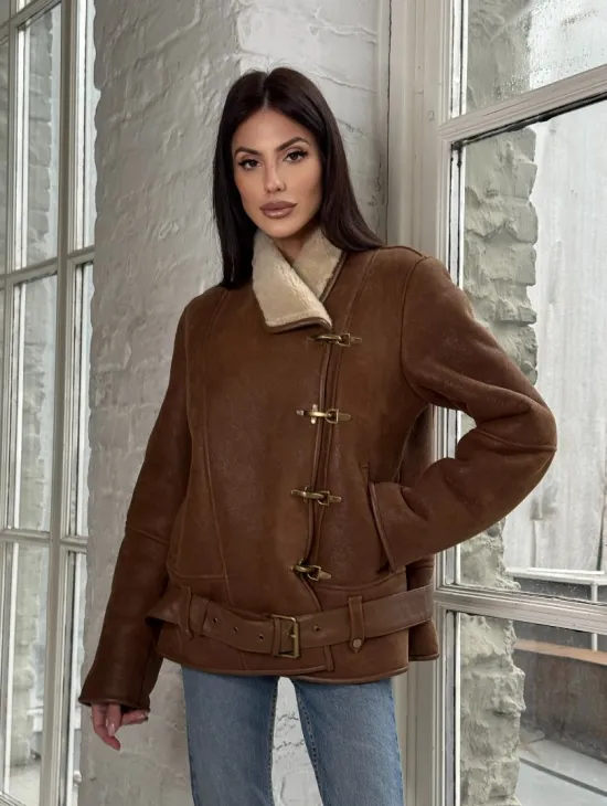 Женская дубленка в цвете виски с декоративными крючками - фото 11