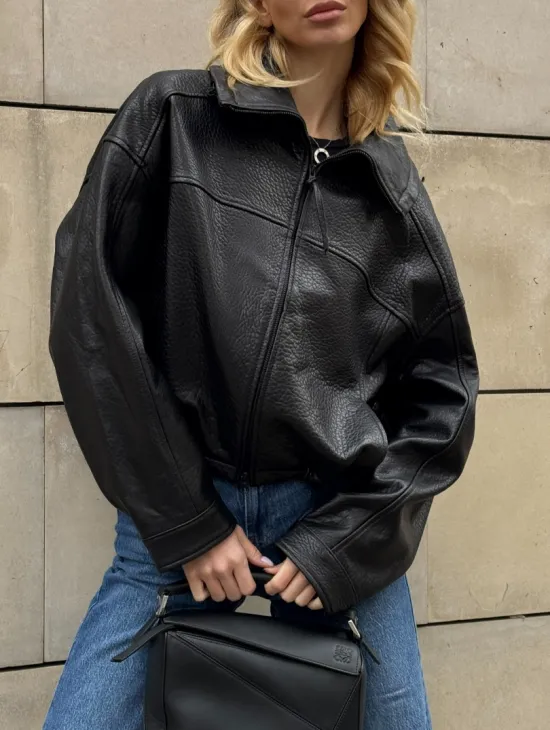 Женская укороченная кожаная куртка с поясом на кулиске и воротником-стойкой - фото 1