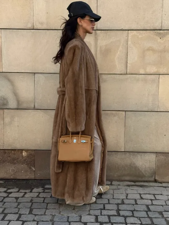 Длинная норковая шуба в цвете пастель с V-образным воротником - фото 5