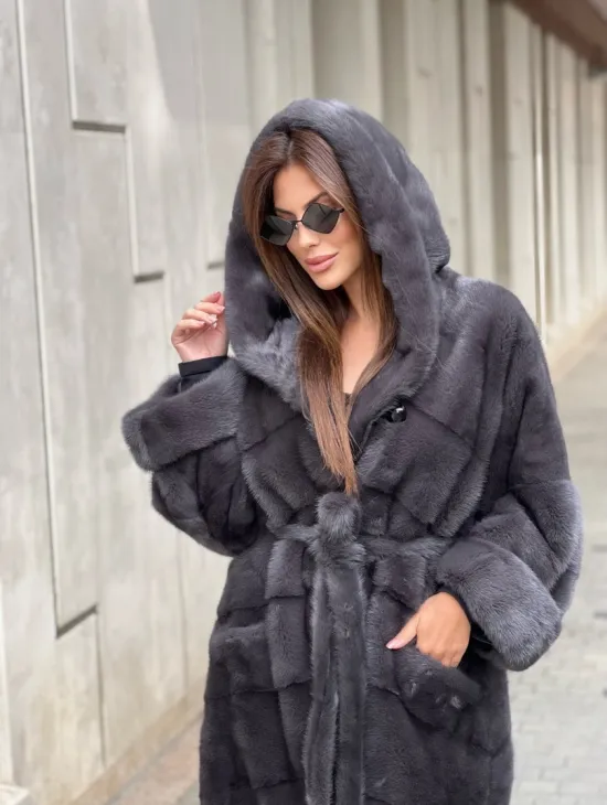 Удлиненная норковая шуба с капюшоном в цвете графит - фото 1