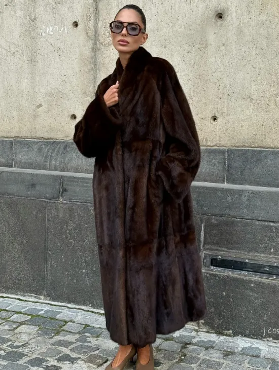 Эффектная норковая шуба цвета 