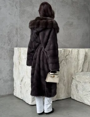 Шуба норковая графитовый ирис с капюшоном куницы - фото 7