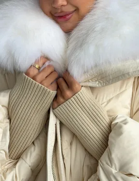 Бежевый зимний пуховик - фото 1