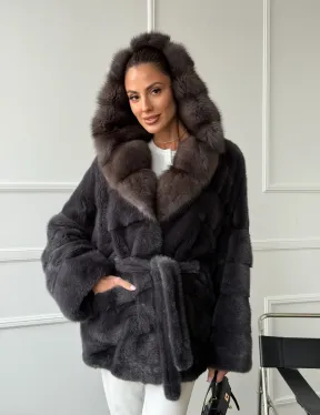 Графитовая шуба с капюшоном из куницы - фото 11
