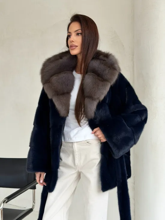 Норковый полушубок синего цвета с капюшоном куница - фото 10