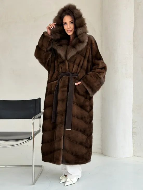 Норковая шуба цвета «орех» с капюшоном из куницы - фото 5