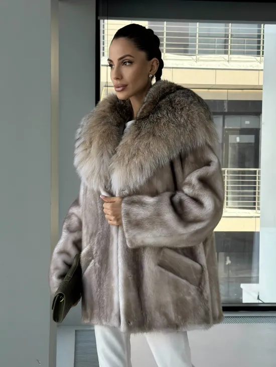 Шуба из аукционной пепельной норки с капюшоном из рыси - фото 11