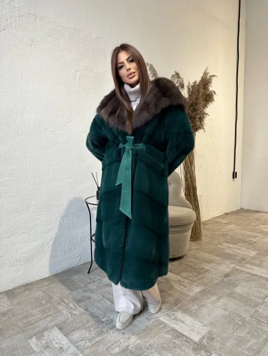 Шуба из плюшевой норки с капюшоном из меха куницы в цвете темный изумруд - фото 2
