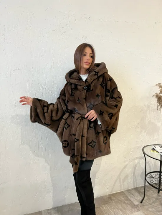 Пончо - шуба из плюшевой норки Velvet с капюшоном  - цвет соболь - фото 2