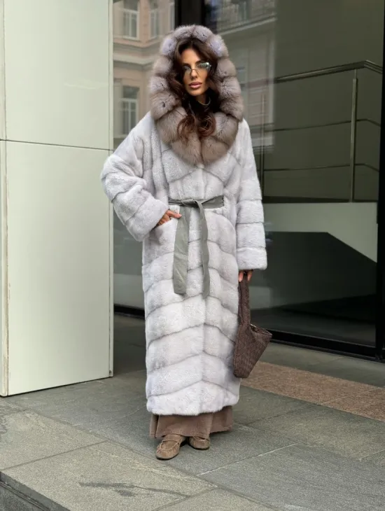 Шуба норковая серо-голубого цвета с капюшоном из куницы - фото 9