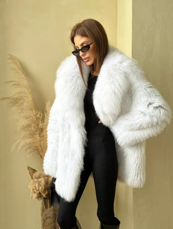 Шуба из меха белой лисы - фото 1